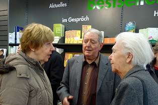 Brigitte Hbner (Bruchsaler Rundschau), K.-H. Hcker und die Lektorin des Buches Doris Ebert